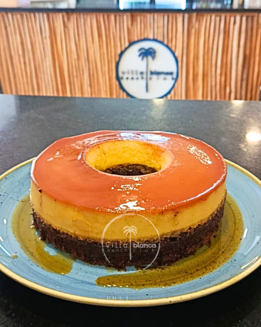 🍮🍫 El postre que lo tiene TODO… chocoflan 🍫🍮

La combinación perfecta entre lo cremoso del flan y lo intenso del chocolate 🤤✨
Un clásico irresistible que se derrite en tu boca y te deja con ganas de más.

Ven a consentirte con este delicioso antojo en Villa Blanca Beach Club 🌴

¿Ya lo probaste? 😍

📍Estamos ubicados en Calle Pirata, Los Corales, Bávaro, Punta Cana, La Altagracia, Bávaro.

📲 Reserva ahora tu palapa o casita en el link de nuestra biografía o en nuestro DM

#Chocoflan #PostresDeliciosos #VillaBlancaBeachClub #SweetVibes #antojoperfecto #beachclubrd #beachclubdr #almuerzopuntacana #tranquilidad
#restaurantepuntacana #puntacanarestaurant #playamusicaenvivo